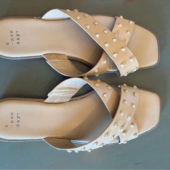 A New Day Women's Tan Studded Sandals Size 9 EUC - Picture 1 of 2